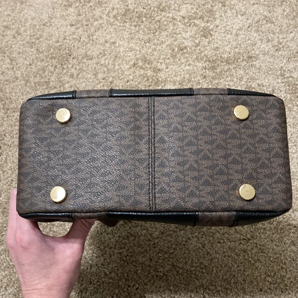 Michael Michael Kors Austin Medium Pebbled Leather Messenger Bag USED